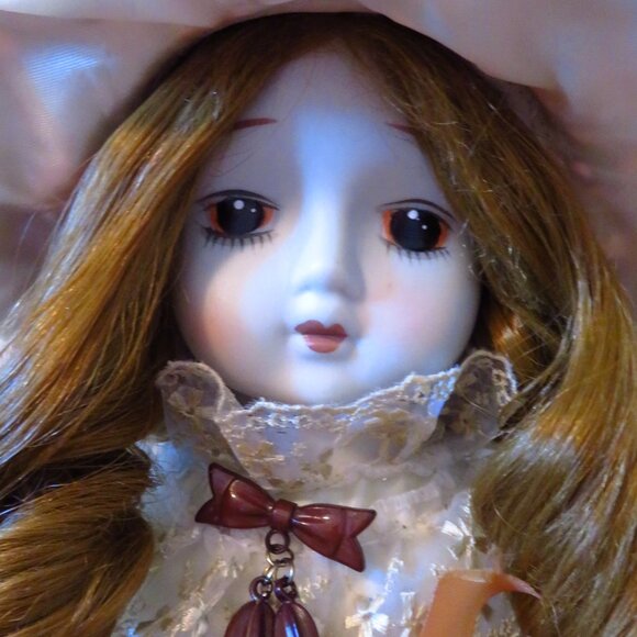 Vintage porcelain doll 1975 ,music box 20" tall - Picture 2 of 9